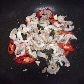 炒出香味倒入脆骨炒