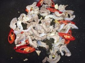 炒出香味倒入脆骨炒