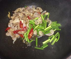 加入切好的蒜苔翻炒