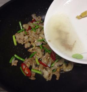 加入少话的水翻炒