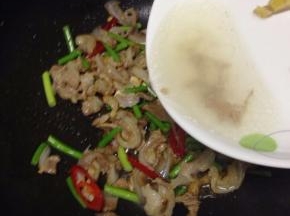 加入少话的水翻炒