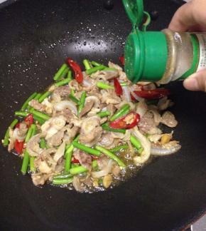 最后加盐调味，和加入孜然粉炒匀即可。