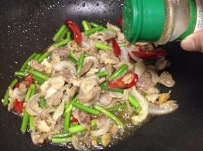 最后加盐调味，和加入孜然粉炒匀即可。