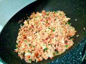 加三勺生抽，翻拌均匀，撒葱花起锅。