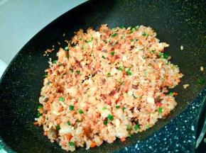 加三勺生抽，翻拌均匀，撒葱花起锅。