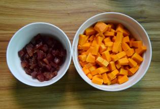 腊肉切丁；南瓜去皮切小块