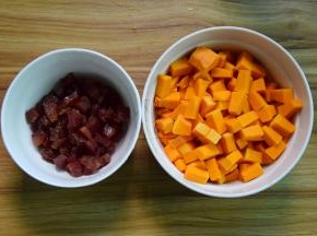 腊肉切丁；南瓜去皮切小块