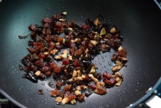 加入香菇木耳稍炒