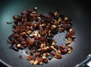 加入香菇木耳稍炒