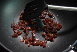 热锅，先煸炒腊肉一会至出油