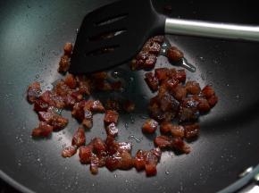 热锅，先煸炒腊肉一会至出油
