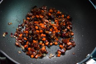 下入胡萝卜和洋葱煸炒，加入生抽、蚝油和适量盐调味