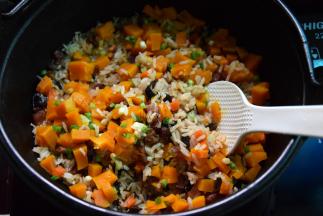 焖饭煮好后再加入葱花拌匀就可以了