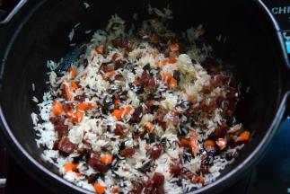 香米淘洗后放煲中和炒好的配料拌匀