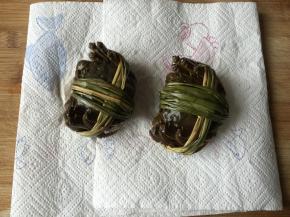 再用厨房纸吸干表面水分待用；