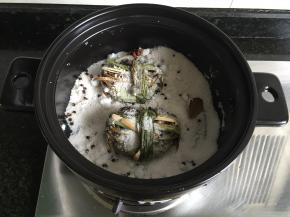 将吸干水分的大闸蟹放进去，让适量盐覆盖在蟹表面，蟹肚朝上这样蟹黄不容易流出浪费；