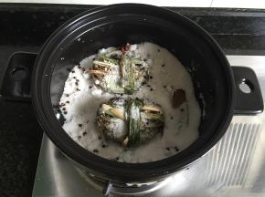 将吸干水分的大闸蟹放进去，让适量盐覆盖在蟹表面，蟹肚朝上这样蟹黄不容易流出浪费；