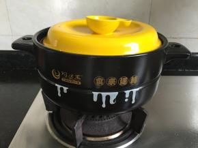 盖上锅盖小火焗20分钟左右，然后关火再焖3-5分钟即可，蟹壳全部变红就是熟了；