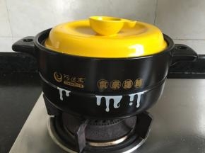 盖上锅盖小火焗20分钟左右，然后关火再焖3-5分钟即可，蟹壳全部变红就是熟了；