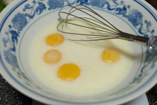 把鸡蛋的蛋黄和蛋清分离，蛋清放在一个无油无水的打蛋盆里，蛋黄放进牛奶和玉米油里；（如果是新手，可以先把放蛋清的打蛋盆放在冰箱里冷藏备用）