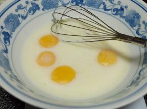 把鸡蛋的蛋黄和蛋清分离，蛋清放在一个无油无水的打蛋盆里，蛋黄放进牛奶和玉米油里；（如果是新手，可以先把放蛋清的打蛋盆放在冰箱里冷藏备用）