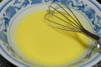 用手动打蛋器将蛋黄和牛奶、玉米油搅拌均匀；