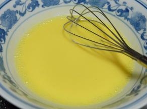 用手动打蛋器将蛋黄和牛奶、玉米油搅拌均匀；