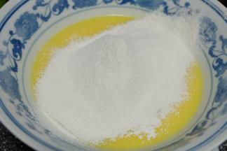 将低筋面粉过筛到蛋黄液里；（此步骤不能省，面粉必须过筛）