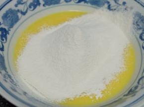 将低筋面粉过筛到蛋黄液里；（此步骤不能省，面粉必须过筛）