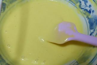 用手动打蛋器在面粉碗里划“Z”字，或者用硅胶刮刀从下往上翻拌或切拌，将面粉和液体拌均匀，成为蛋黄糊；