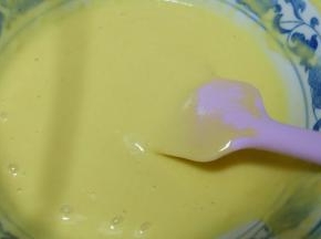 用手动打蛋器在面粉碗里划“Z”字，或者用硅胶刮刀从下往上翻拌或切拌，将面粉和液体拌均匀，成为蛋黄糊；