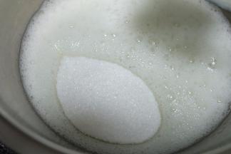 蛋清用电动打蛋器打出大粗泡后，把白砂糖倒进去，白砂糖可以分三次倒进蛋白盆里，也可以一次性全部都倒进去，我一般是一次性倒入；