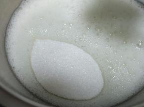 蛋清用电动打蛋器打出大粗泡后，把白砂糖倒进去，白砂糖可以分三次倒进蛋白盆里，也可以一次性全部都倒进去，我一般是一次性倒入；