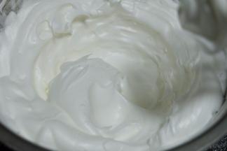 用电动打蛋器中速打至蛋白干性发泡，打起打蛋头可以拉出短小直立的小三角即可。（打蛋器选择什么档位，要看打蛋器的功率大小，我的打蛋器是350W的，一般中速3分钟左右就可以打发蛋清。快打好的时候要转成低速，以免打发过度）