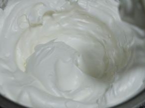 用电动打蛋器中速打至蛋白干性发泡，打起打蛋头可以拉出短小直立的小三角即可。（打蛋器选择什么档位，要看打蛋器的功率大小，我的打蛋器是350W的，一般中速3分钟左右就可以打发蛋清。快打好的时候要转成低速，以免打发过度）