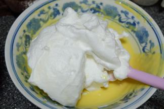 将一半的蛋白放进蛋黄糊里；