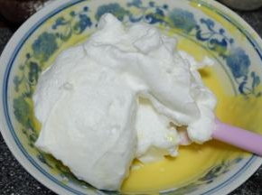 将一半的蛋白放进蛋黄糊里；