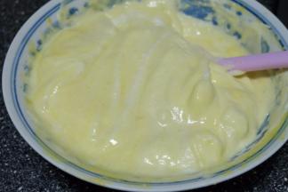 用硅胶刮刀从下往上翻拌均匀，注意不能转圈搅拌，以免消泡；