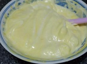 用硅胶刮刀从下往上翻拌均匀，注意不能转圈搅拌，以免消泡；