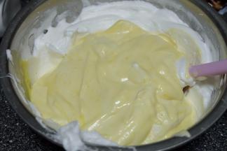 再倒回到蛋白盆里，和另一半的蛋白翻拌均匀，一样还是从下往上翻拌，配合切拌手法；