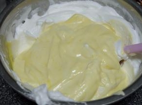 再倒回到蛋白盆里，和另一半的蛋白翻拌均匀，一样还是从下往上翻拌，配合切拌手法；