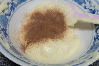 拌好的蛋糕糊取出一半放在另一个容器里，将可可粉过筛在蛋糊上，然后用硅胶刮刀从下往上翻拌成可可蛋糕糊；