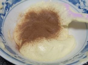 拌好的蛋糕糊取出一半放在另一个容器里，将可可粉过筛在蛋糊上，然后用硅胶刮刀从下往上翻拌成可可蛋糕糊；