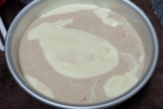 两份蛋糕糊拌好以后，往蛋糕模具里一勺原味蛋糕糊，一勺可可蛋糕糊交替倒进模具中，放完所有的蛋糕糊即可；我这里用了两个六寸的圆形蛋糕模；