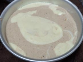 两份蛋糕糊拌好以后，往蛋糕模具里一勺原味蛋糕糊，一勺可可蛋糕糊交替倒进模具中，放完所有的蛋糕糊即可；我这里用了两个六寸的圆形蛋糕模；