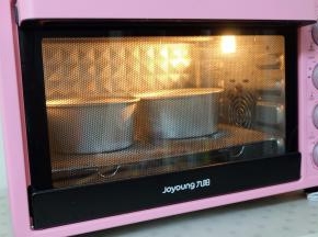 烤箱110度预热，最下层，上下火，烘烤60分钟；（具体时间和温度请以自家烤箱的脾性进行调整，此处仅为参考）