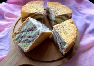 烤好的蛋糕要迅速从烤箱中取出，倒扣在晾网上，等蛋糕凉透后才能脱模取出来。切开就可以吃了。