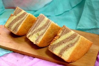 因为用了两种颜色的蛋糕糊，很像斑马身上的条纹，所以也叫做斑马戚风蛋糕。