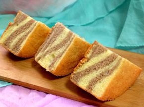 因为用了两种颜色的蛋糕糊，很像斑马身上的条纹，所以也叫做斑马戚风蛋糕。