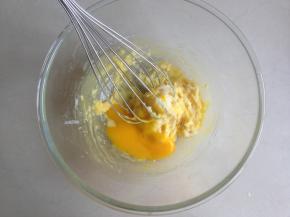 分次加入蛋黄，搅拌好